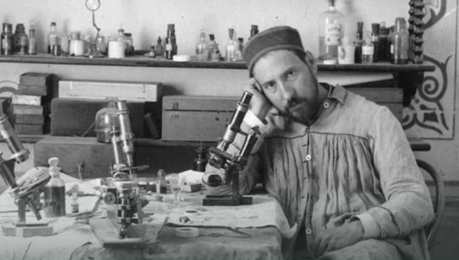 Una de las fotos del libro, la primera: Ramón y Cajal en su laboratorio en Valencia, en 1885.
