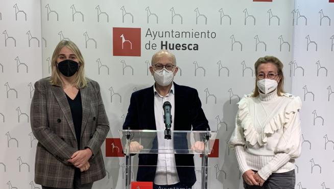 El concejal de Derechos Sociales e Igualdad, Arturo Biarge, en la presentación del plan de prevención de adicciones de Huesca junto con dos técnicas del área. ones