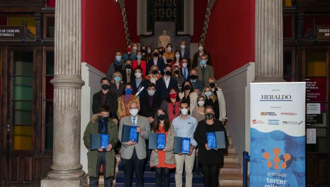 Premiados, accésit, patrocinadores de la cita y representantes de Heraldo en las escaleras del Paraninfo de Zaragoza.