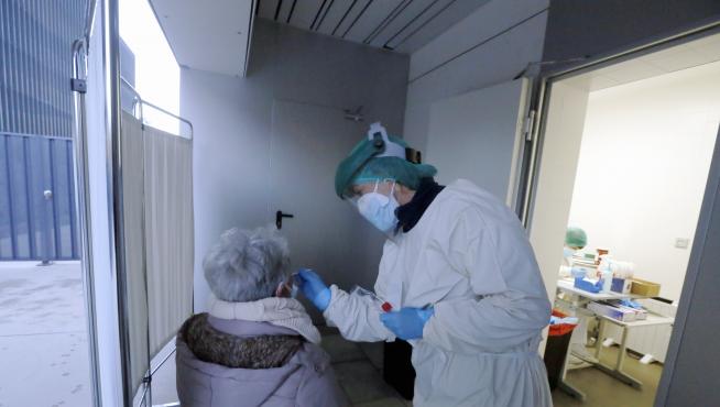Una paciente se somete a una PCR en el centro de salud Los Olivos de Huesca.