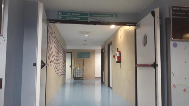 Uno de los pasillos del Hospital Infantil, que dirige a la uci pediátrica.