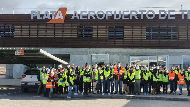 La delegación del Colegio de Ingenieros Aeronáuticos de Levante, en el aeropuerto de Teruel.