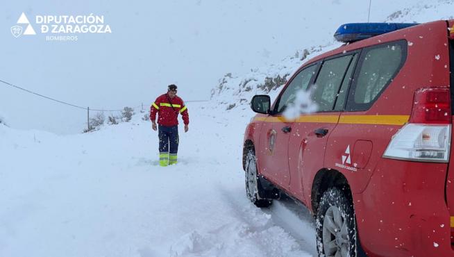 Los bomberos de la Diputación de Zaragoza han rescatado a lo largo de esta tarde a siete vehículos que habían quedado atrapados en distintas carreteras de las Cinco Villas debido al temporal.