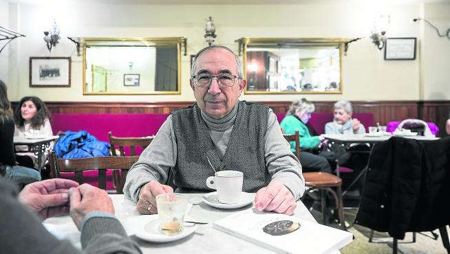Fernando Gracia conversa en el Café de Levante.