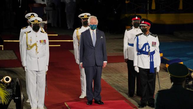 Carlos de Inglaterra durante la ceremonia de inauguración de la nueva republic en Barbados.