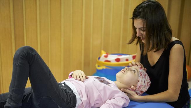 Sesión de fisioterapia con una niña.