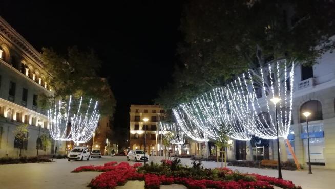 La plaza de Santa Engracia ya luce su nuevo aspecto navideño.