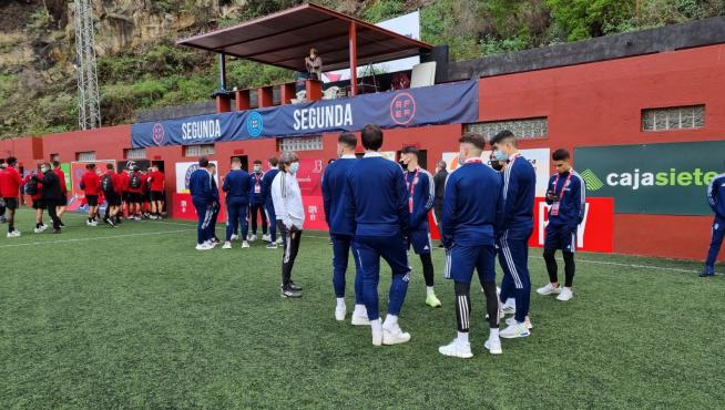 Los jugadores del Real Zaragoza en el campo de fútbol Silvestre Carrillo de La Palma