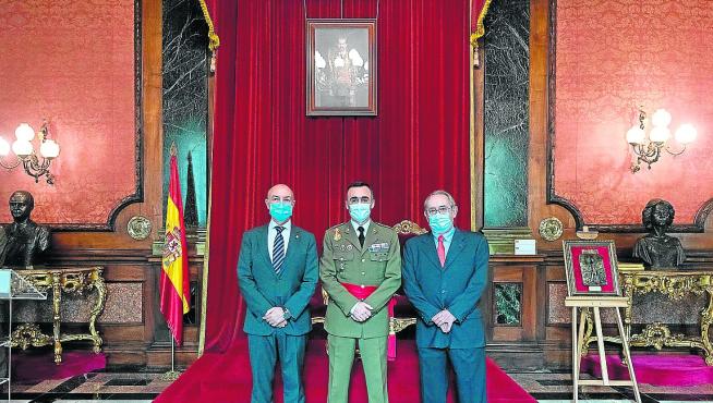 Fernando Beltrán, el general Manuel Pérez López y Carlos Forcadell, en la entrega de premios