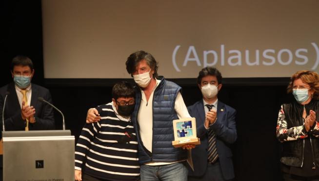 Momento en el que López Otín recoge el premio Cadis Huesca 2021