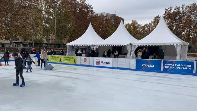 Este sábado se ha inaugurado la pista de hielo de Monzón.