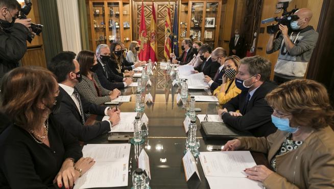 Imagen de la reciente reunión del consejo bilateral entre la DGA y el Ayuntamiento de Zaragoza.