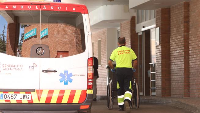 Una ambulancia en la zona de acceso al servicio de Urgencias del hospital Obispo Polanco de Teruel.