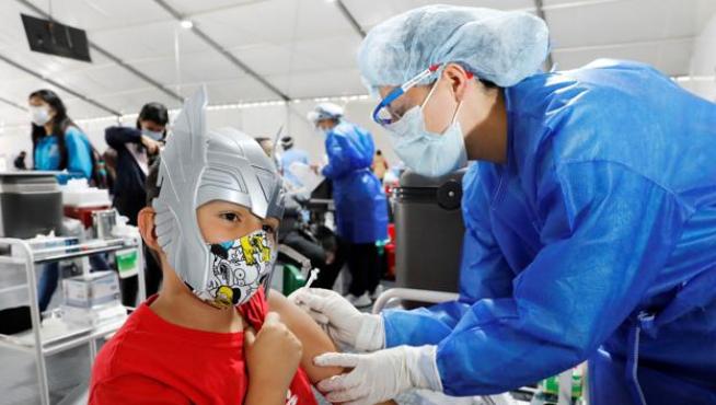 Un menor recibe la primera dosis de la vacuna en Colombia, donde ya se ha comenzado a vacunar a los niños desde hace semanas