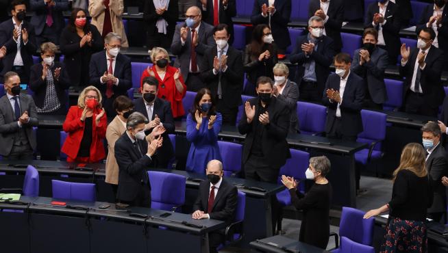 Olaf Scholz es aplaudido en el Bundestag tras ser elegido canciller.