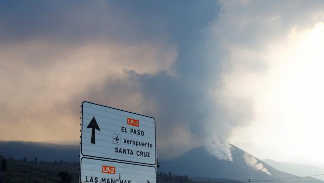 El volcán Cumbre Vieja continúa activo.