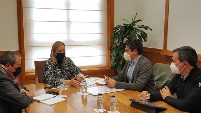La consejera de economía Marta Gastón, reunida con el director general de Semillas Batllé, empresa catalana que va a realizar la inversión en Torrente de Cinca.