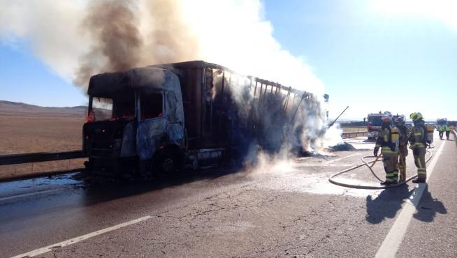 El camión, incendiado en la A-23 a su paso por Villarquemado.