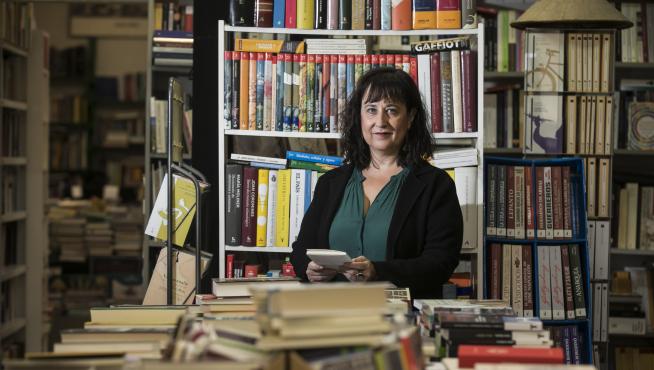 Eva Cosculluela, rodeada de libros en Antígona, una de las librerías zaragozanas con más solera.