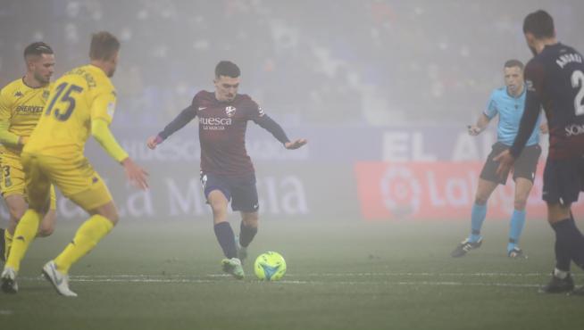 Fotos del partido de este domingo SD Huesca-Alcorcón en El Alcoraz, cubierto de niebla.