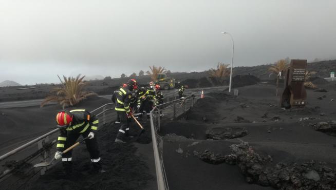 Labores del equipo de la UME de Aragón destinado en La Palma