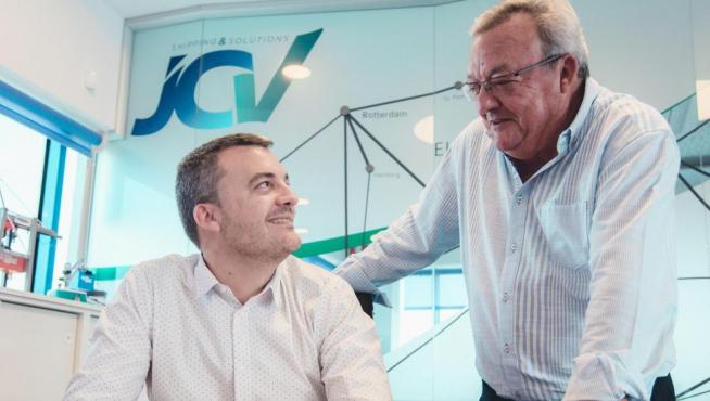 Óscar, a la izquierda, y Julián Calvo en la sede de su empresa.