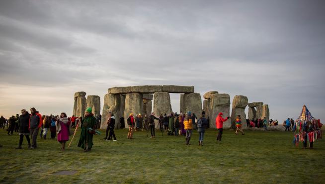 Stonehenge (United Kingdom), 22/12/2021.- Druids and reveller gather to celebrate the winter solstice at Stonehenge, Wiltshire, Britain, 22 December 2021. Despite the spread of the Omicron variant of COVID-19, people from across the country travelled to the 5,000 year old ancient site in the South West of England to celebrate the shortest day of the year in the Northern hemisphere. (Reino Unido) EFE/EPA/JON ROWLEY BRITAIN WINTER SOLSTICE
