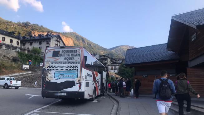 Visitantes subiéndose este año al autobús de la pradera de Ordesa en el Centro de Visitantes de Torla.
