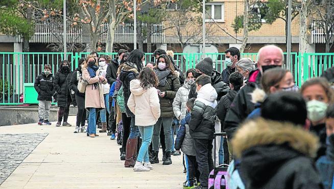 Filas para vacunar a niños de 9 a 11 años en el centro salud Seminario de Zaragoza