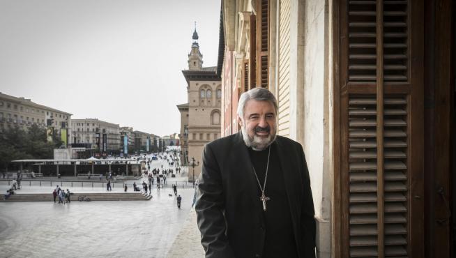 El arzobispo de Zaragoza, don Carlos Escribano Subías, en el balcón del palacio arzobispal.
