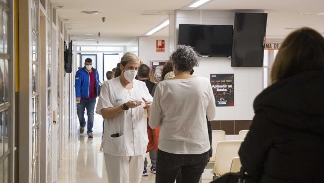Realización de pruebas PCR de coronavirus en el Hospital Clínico de Zaragoza, este martes.