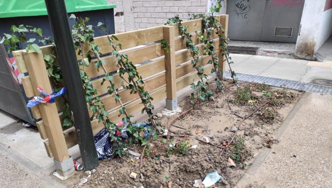Basura y destrozos en la calle Santiago Lapuente