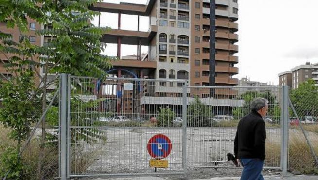 El solar que iba a destinarse a la construcción del centro médico se encuentra entre las avenidas de María Zambrano y Gómez de Avellaneda.