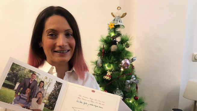 Patricia Heredia, muestra la felicitación de la Casa Real de España que ha llegado a su buzón esta semana.