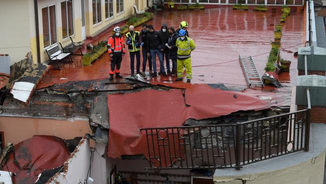 Al menos dos personas atrapadas en el derrumbe de un colegio en Gijón