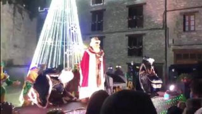 El naufragio de los Reyes Magos en Castellón, un atractivo Gaspar en la cabalgata de Madrid o el oso con el cuello roto del desfile de Cádiz son otros de los mejores momentos de la noche de Reyes.