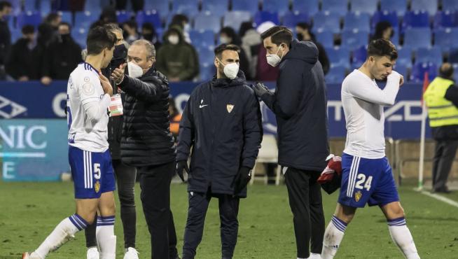 A la izquierda de la foto, Clemente mira a Juan Ignacio Martínez 'Jim' cuando, al final del partido de Copa ante el Sevilla de este jueves, el técnico lo saluda.