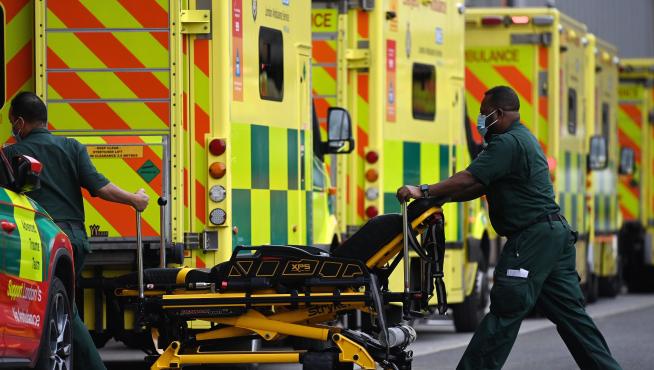 Pressure builds on NHS hospitals as Omicron cases and deaths rise