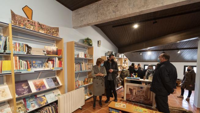 La consejera de Ciudadanía y Derechos Sociales, María Victoria Broto, acompañada del alcalde de Gea de Albarracín, Santiago Rodríguez, y otras autoridades, ha visitado la biblioteca de la localidad.