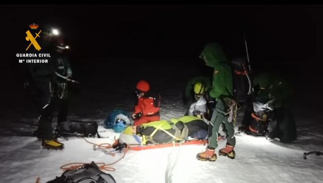 Imagen del rescate nocturno del montañero vasco accidentado en el pico Acherito, en Ansó.