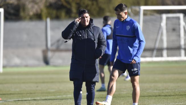 Xisco conversa con Pablo Martínez en el primer entrenamiento del centrocampista como azulgrana.