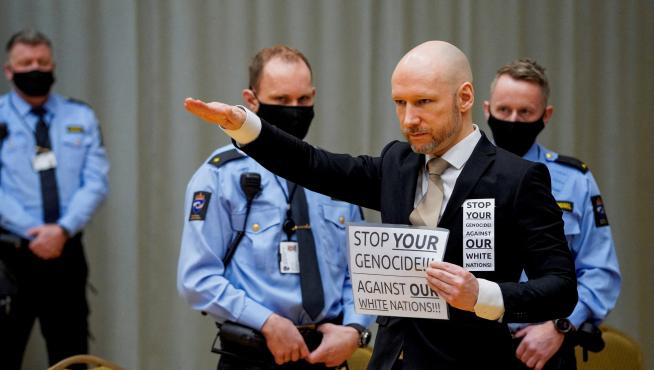 Breivik reclama su libertad ante el juez con el saludo nazi y una defensa del supremacismo blanco