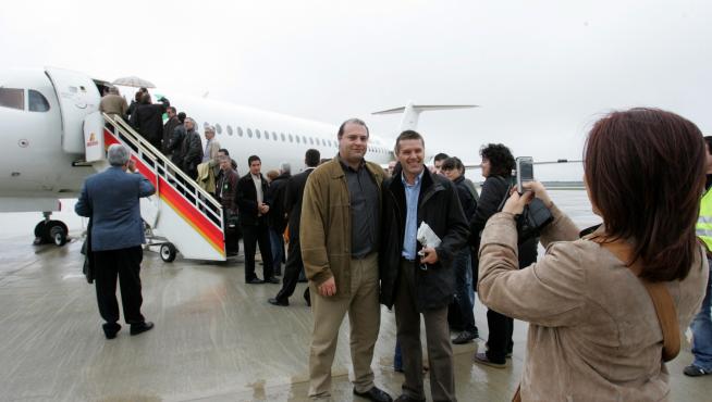 Imagen de archivo del primer vuelo comercial del aeropuerto de Huesca con destino a La Coruña del 14 de abril de 2007.