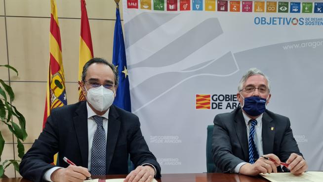 Ignacio Montaner y Joaquín Olona firman el convenio de colaboración.