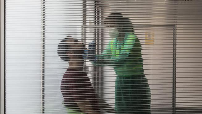 Un posible paciente de covid-19 se somete a una PCR en la sede del 061 en Zaragoza