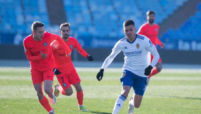 Marc Aguado, a la izquierda, durante el amistoso del Real Zaragoza frente al Andorra la semana pasada en La Romereda.