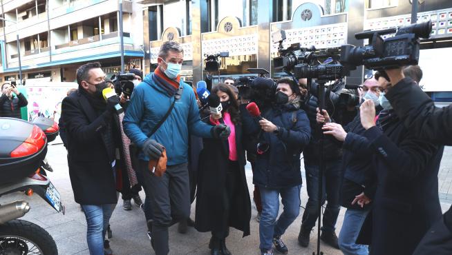 Iñaki Urdangarin atiende a los periodistas, este lunes en Vitoria.