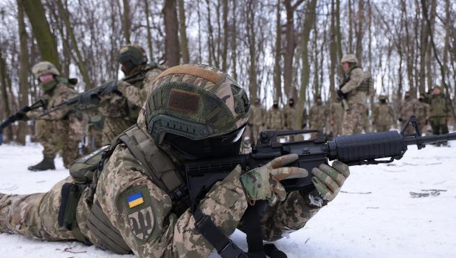 Voluntarios de las milicias ucranianas en Kiev