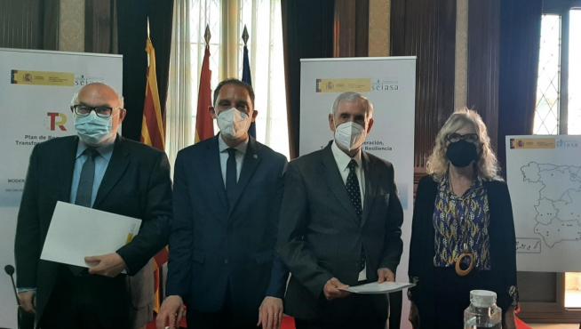 De izquierda a derecha, el presidente de Seiasa, el subdelegado de Lérida, el presidente del Canal de Aragón y Cataluña y la subdelegada de Huesca.