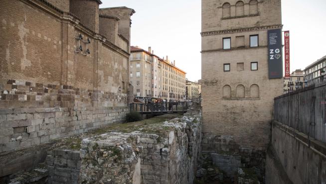 Los restos de las Murallas más próximos al Ebro acumulan vegetación, basura y humedad.